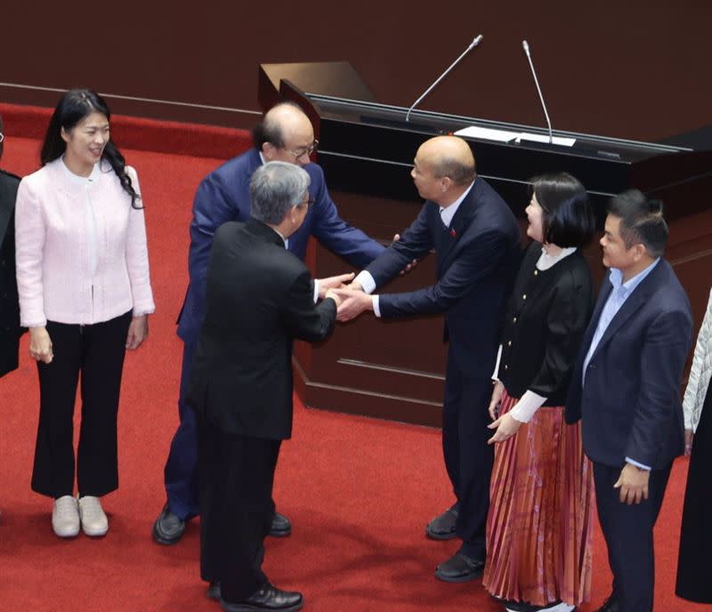 總質詢結束，陳建仁與韓國瑜、綠委等人握手合照（圖／記者邱榮吉攝影）