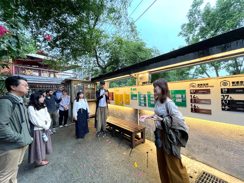 政大創新國際學院師生參與寶藏巖光節 政大創新國際學院師生創作有聲動畫繪本，於2024年 寶藏巖光節中展出，政大創新國際學院助理教授陳虹 穎（右）也向師生解說各展品的創作歷程與脈絡。 （政大提供） 中央社記者許秩維傳真  113年4月24日 