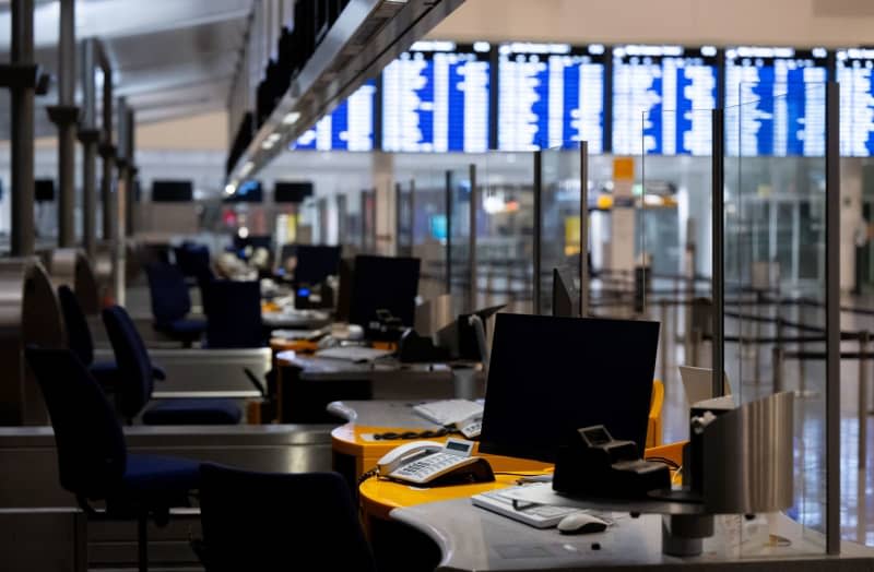 Empty Lufthansa check-in counters can be seen at Munich Airport. A strike by Lufthansa ground staff has begun at several German airports, a spokesman for the Verdi trade union in Frankfurt confirmed on Wednesday morning. Sven Hoppe/dpa