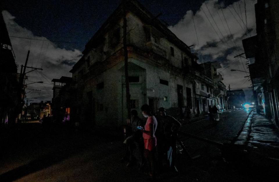La Habana, completamente a oscuras en 2022. (Photo by Adalberto ROQUE / AFP) (Photo by ADALBERTO ROQUE/AFP via Getty Images)