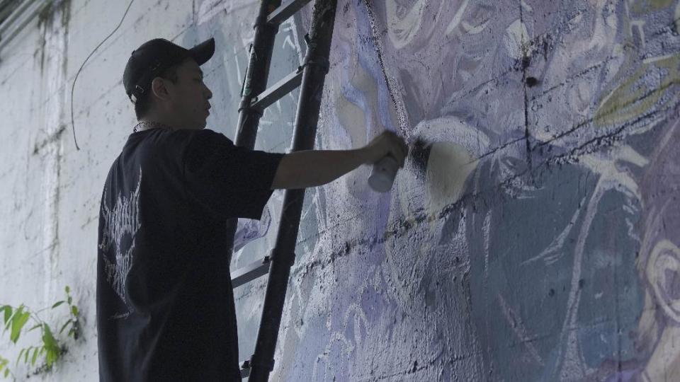 塗鴉藝術家傅星翰仔細打造壁畫，刻畫出聯合公園的搖滾精神。（圖／華納音樂提供）