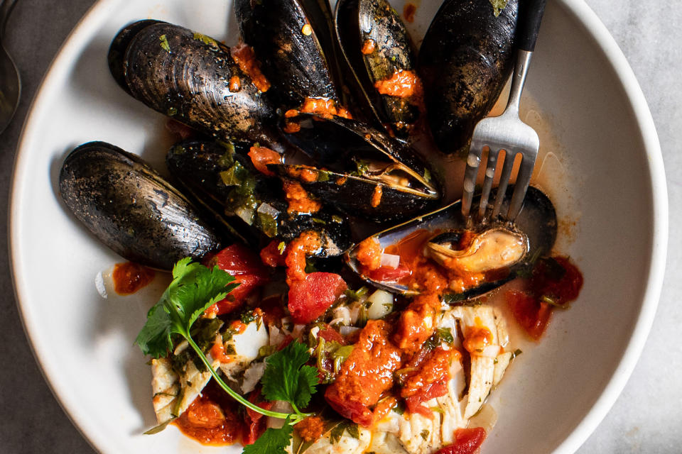 Cocido de bacalao y mejillones con salsa de harissa en Nueva York el 21 de noviembre de 2020. (Andrew Scrivani/The New York Times)