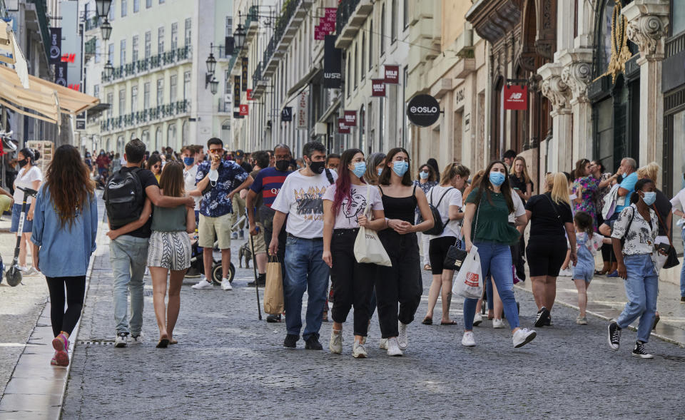 LISBON, PORTUGAL - MAY 30: Mask-clad shoppers crowd Rua do Carmo on a Sunday sunny afternoon during the COVID-19 Coronavirus pandemic on May 30, 2021 in Lisbon, Portugal. Locals and tourists are seen again in the city streets as the epidemiological bulletin released today by the Directorate General of Health (DGS) reported 445 new cases of COVID-19 and no deaths in the last 24 hours. In total, Portugal registers 848,658 infections, 17,023 deaths and 808,813 recoveries. (Photo by Horacio Villalobos#Corbis/Corbis via Getty Images)