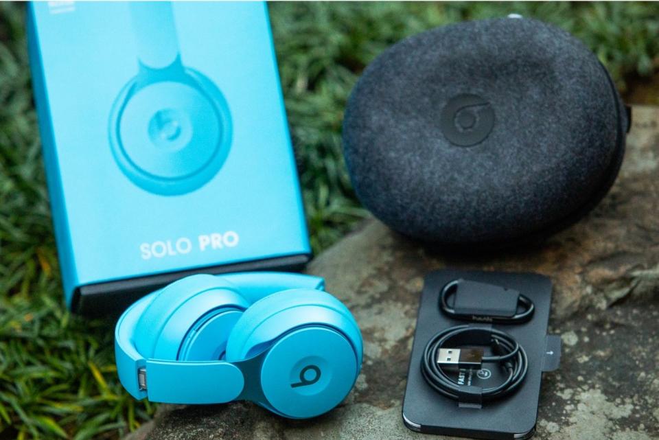 ▲ Beats Solo Pro Wireless耳機盒裝內有耳機、 Lightning電源線、收納包等。
