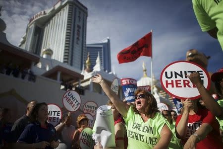 Union workers from the mid-Atlantic rally on the boardwalk in front of the Trump Taj Mahal Casino before a march in Atlantic City, New Jersey June 17, 2015. REUTERS/Mark Makela