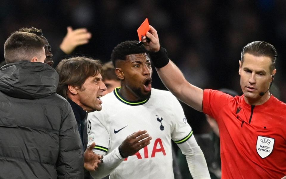 Soccer Football - Champions League - Group D - Tottenham Hotspur v Sporting CP - Tottenham Hotspur Stadium, London, Britain - October 26, 2022 Tottenham Hotspur manager Antonio Conte is shown a red card by referee Danny Makkelie - REUTERS