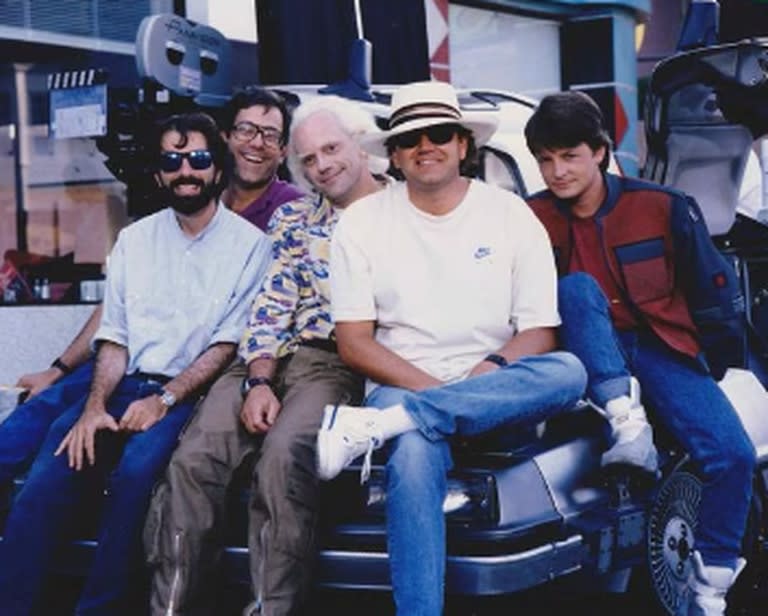 Bob Gale, Christopher Lloyd, Robert Zemeckis y Michael J Fox en el set de Volver al futuro 2