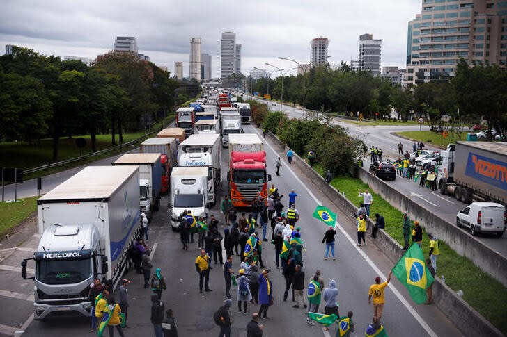 Simpatizantes del presidente de Brasil, Jair Bolsonaro, bloquean parcialmente el miércoles la carretera de Castelo Branco, mientras protestan por la derrota de Bolsonaro en la segunda vuelta de las elecciones presidenciales, en Barueri, Brasil