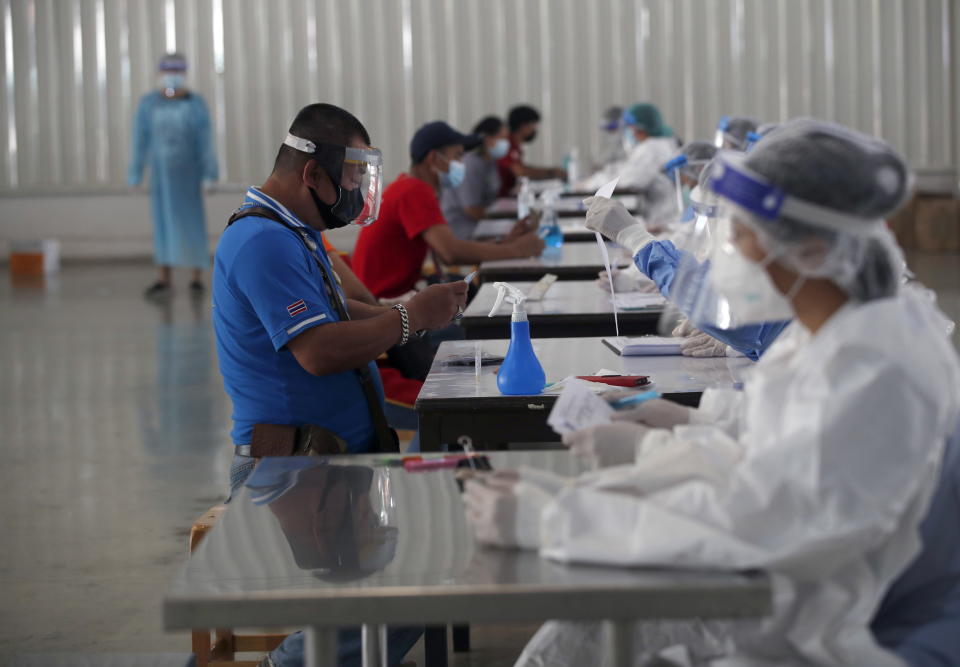 Thai residents and Myanmar migrant workers register for a COVID-19 swab test. Source: AAP