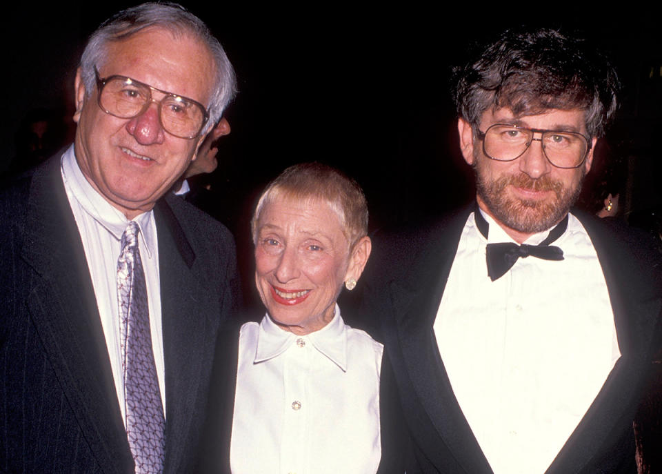 BEVERLY HILLS, CA - 4 DE NOVIEMBRE: El director Steven Spielberg y los padres Arnold Spielberg y Leah Adler asisten al 83º Consejo Ejecutivo Anual del Comité Judío Americano - Presentación del Medallón de las Libertades Americanas al Presidente Ronald Reagan el 4 de noviembre de 1989 en el Beverly Hilton Hotel de Beverly Colinas, California. (Foto de Ron Galella, Ltd./Colección Ron Galella a través de Getty Images)