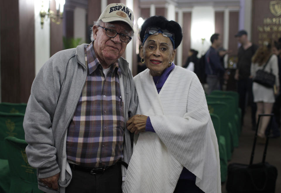 Omara Portuondo, de 81 años, a la derecha, y Luis Manuel Guajiro Mirabal, de 80, del grupo musical cubano Buena Vista Social Club, posan en el Hotel Nacional en La Habana, Cuba, el viernes 24 de enero de 2014. La agrupación anunció una gira internacional de despedida que durará un año y comenzará en junio. (AP Foto/Franklin Reyes)