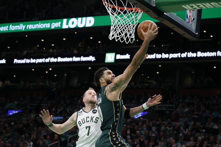 Boston Celtics, que fue subcampeón la temporada pasada, le ganó a Milwaukee Bucks el duelo de líderes del Este