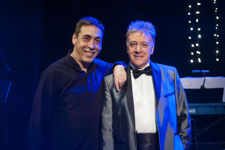 René Bertrand, actor, director y cantante y su hermano Javier Caumont, en el Teatro Multiescena