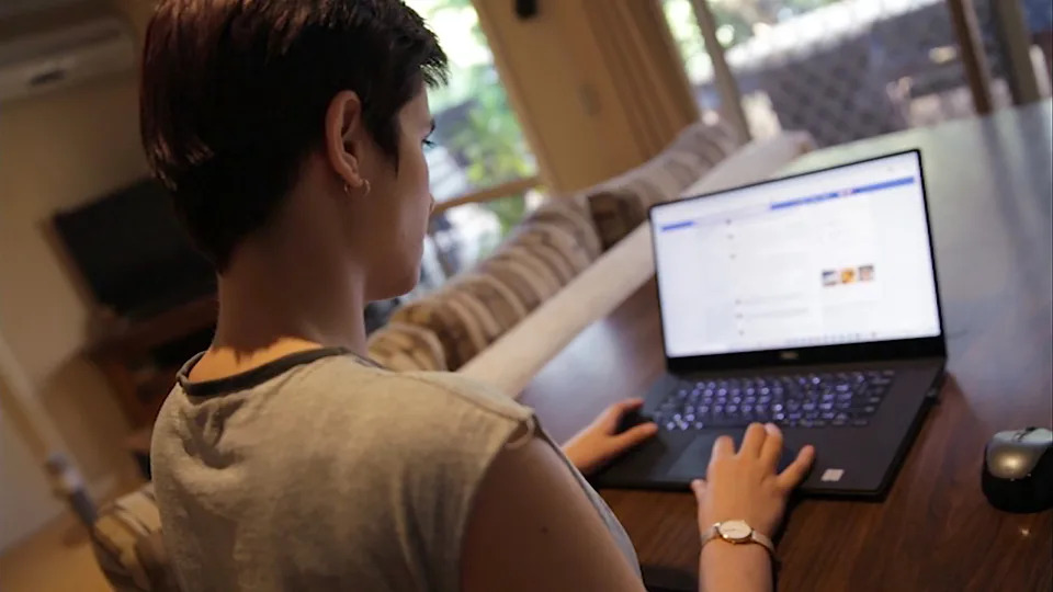 Una mujer usando Facebook en su computadora portátil. (Fuente: Getty)