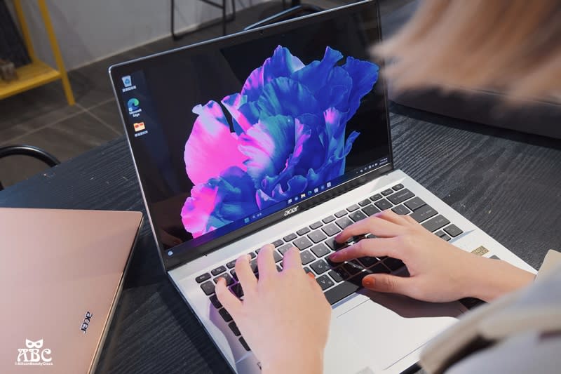 Acer宏碁Swift Go 14吋OLED輕薄美型筆電開箱|EVO認證，長效續航，行動工作者必備！