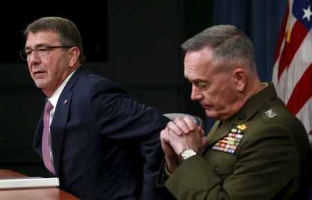 U.S. Defense Secretary Ash Carter (L) and Joint Chiefs Chairman Marine Gen. Joseph Dunford hold a news conference at the Pentagon in Washington February 29, 2016. REUTERS/Yuri Gripas
