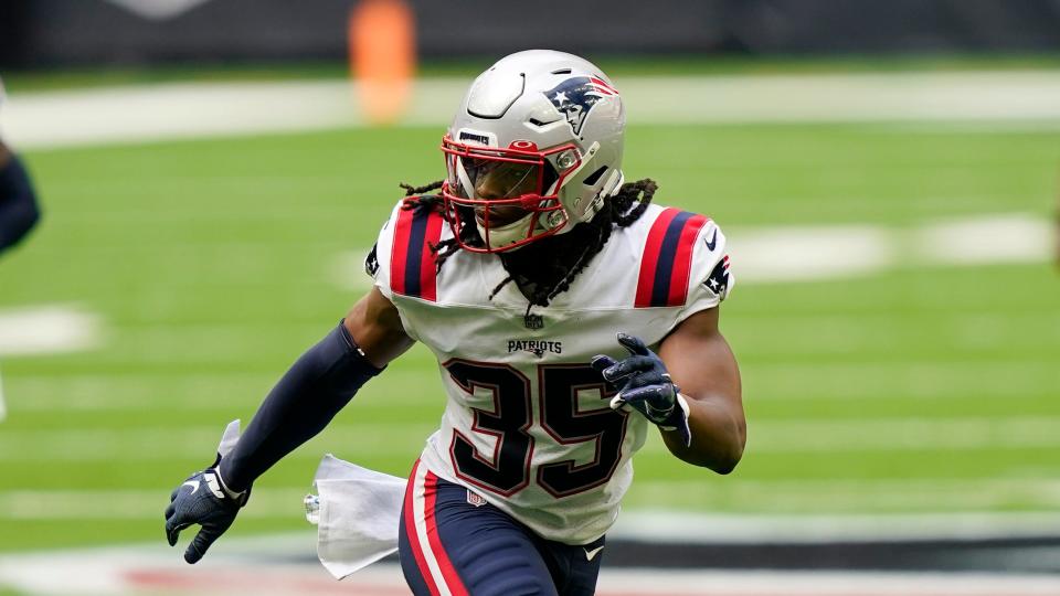 Patriots safety Kyle Dugger in pass coverage during a game in Houston.