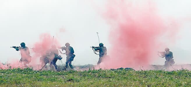 國防部1月31日在台東太平營區舉行「國軍113年春節加強戰備」活動，機步排官兵在煙幕掩護下清剿入侵敵軍。（范揚光攝）