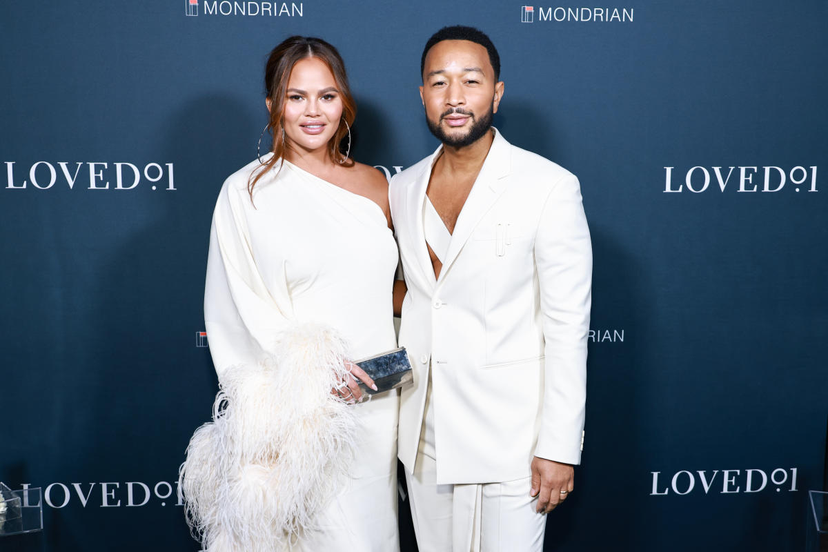 Berita bayi yang mengejutkan!  Chrissy Teigen dan John Legend telah menyambut bayi #4 melalui ibu pengganti