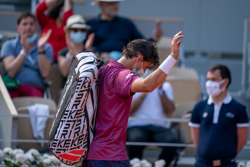 Dominic Thiem (Austria) saluda a los espectadores cuando abandona la cancha después de perder en la primera ronda de Roland Garros contra Pablo Andújar (ESP).