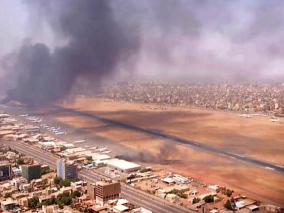 蘇丹兩個敵對陣營繼續交戰，機場周邊也氣氛緊張。
