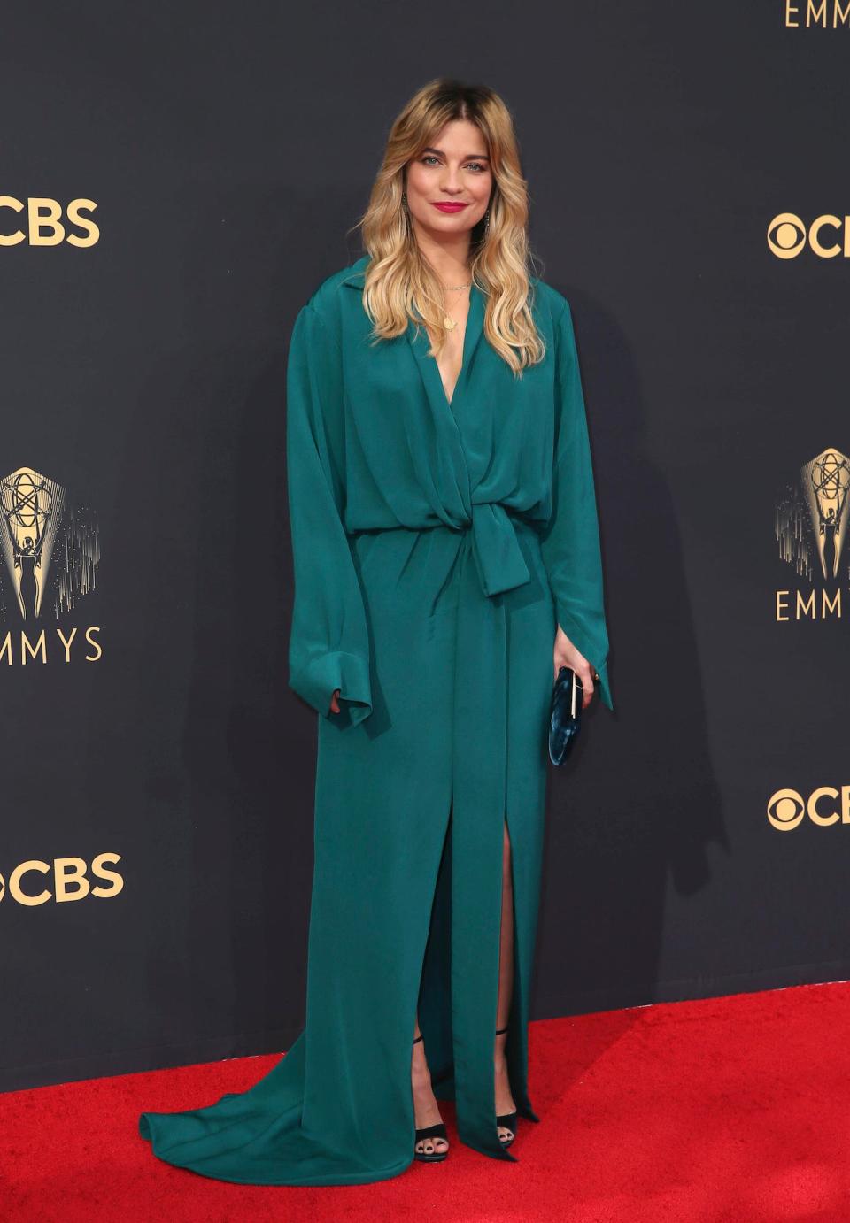 Annie Murphy at the 2021 Emmys.