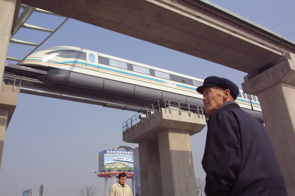 <p>Esa manera de circular, sin tocar los raíles, hace que impresione en alguno de los tramos, pero se trata de un tren completamente seguro. Y muy rápido. En algunas pruebas se llegaron a superar los 500 kilómetros por hora. (Foto: Kevin Lee / Getty Images).</p> 