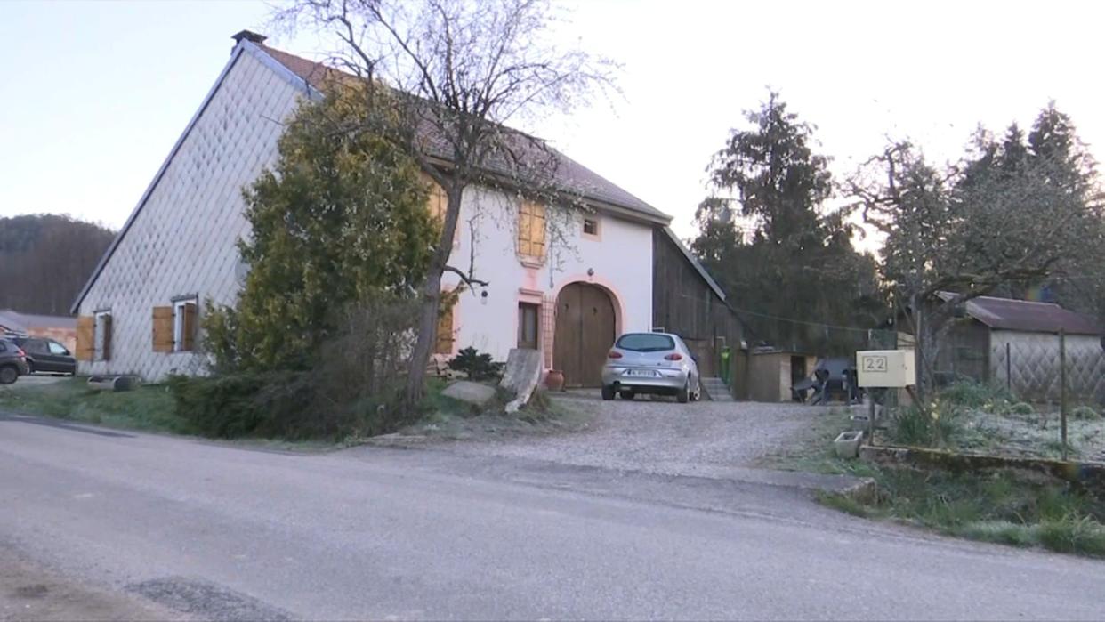 La maison de la grand-mère de Mia dans le village des Poulières, là où la fillette a été enlevée par deux hommes mardi. - BFMTV