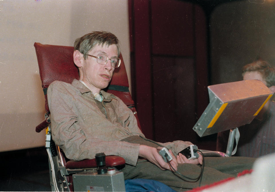 <p>Hawking kam am 8. Januar 1942 in Oxford zur Welt. Bereits während seines Physikstudiums erkrankte er an der unheilbaren Muskel- und Nervenkrankheit ALS (Amyotrophe Lateralsklerose), bei der die Muskeln nach und nach absterben. Die Prognose der Ärzte war denkbar schlecht. Seit 1968 war Hawking auf den Rollstuhl angewiesen, konnte sich fast nicht mehr bewegen und sich auch nur noch mithilfe eines Computers verständigen. (Bild: AP Photo/Banks) </p>