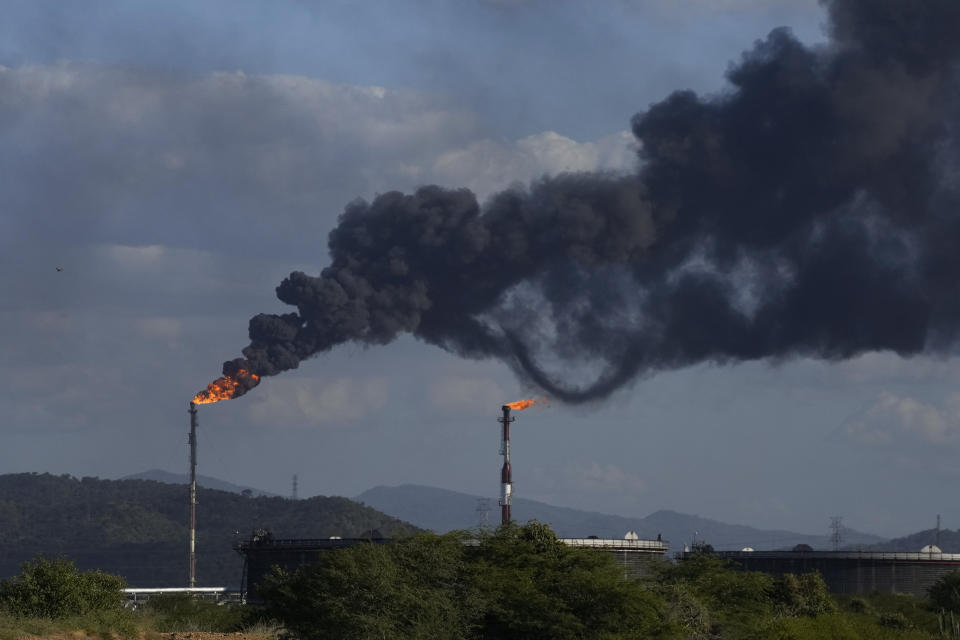 ARCHIVO - Gas brotando en el complejo de José Antonio Anzoategui en Barcelona, en el estado de Anzoategui, Venezuela, el 9 de enero de 2024. Venezuela tiene elecciones presidenciales el domingo 28 de julio de 2024 con la producción petrolera como uno de los puntos a debatir. (AP Foto/Matías Delacroix, Archivo)