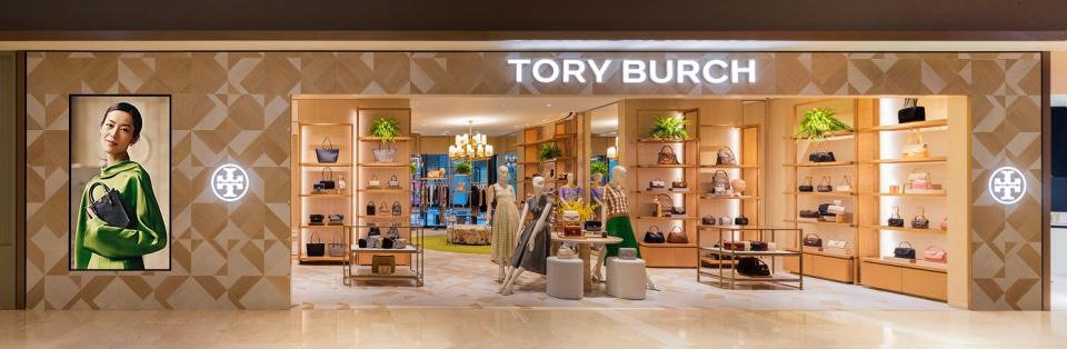 全新店裝採用與紐約旗艦店相同的空間設計概念，開闊的門面歡迎來自四面八方的賓客前來拜訪！圖片來源：Tory Burch