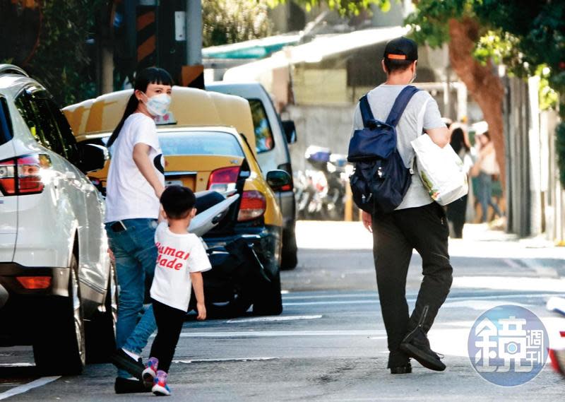 9月26日16:08，準備回魏家時，魏如萱與隆宸翰雖然隔了一段距離，但仍稱職扮好自身角色。