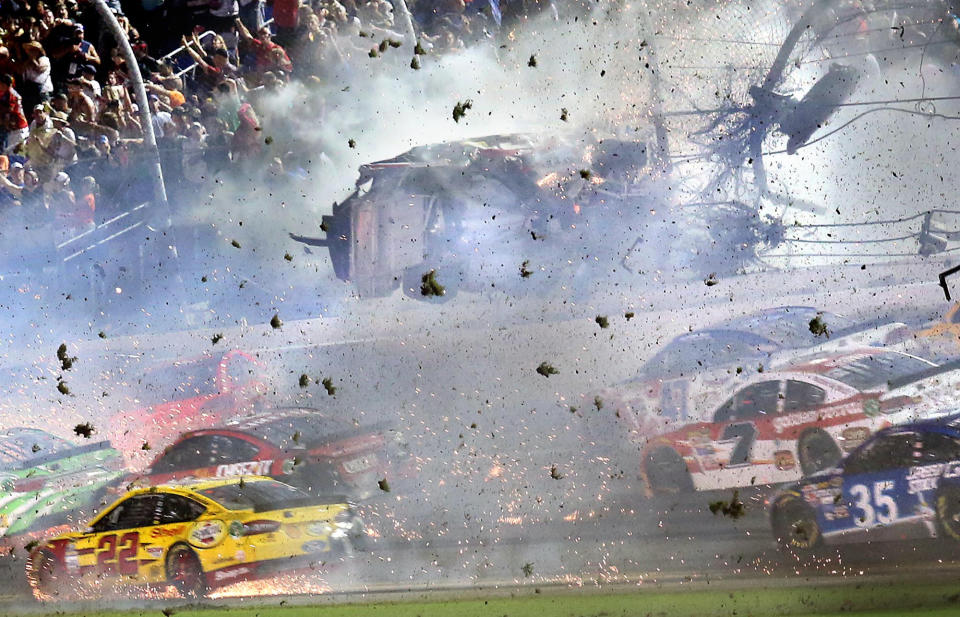 El instante preciso en que Austin Dillon levanta vuelo en el final del NASCAR en Daytona. (Stephen M. DoweLl/The Orlando Sentinel via AP)