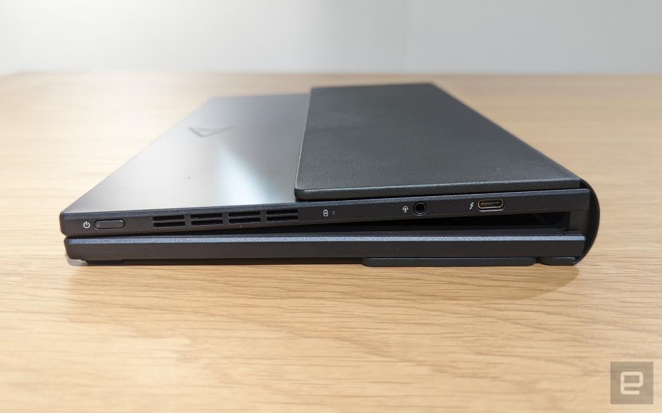 <p>ASUS Zenbook Fold 17</p> 