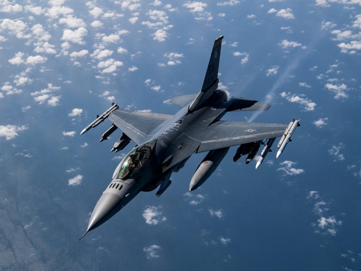 Украинските пилоти обучаващи се на американски F 16 са много впечатлени