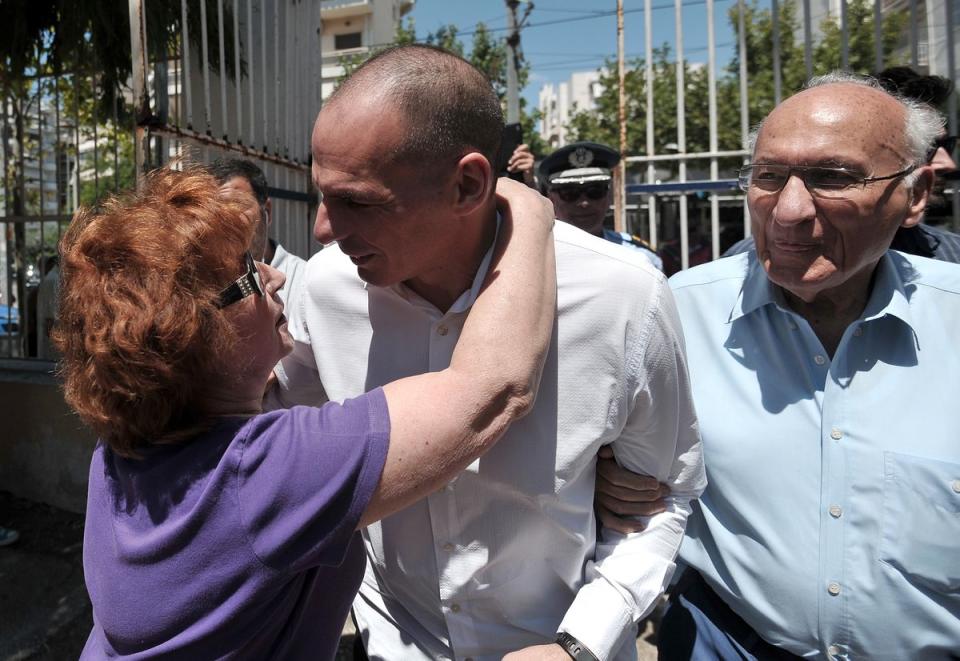 希臘進行公投，財政部長瓦魯法基斯接受民眾擁抱。（美聯社）