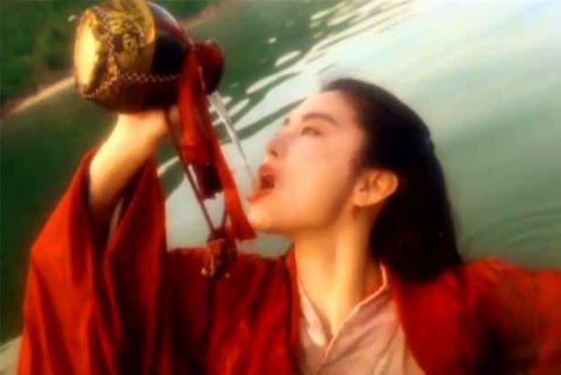 林青霞扮演東方不敗在水中喝酒的橋段，已成為經典片段。（圖／翻攝自百度百科）