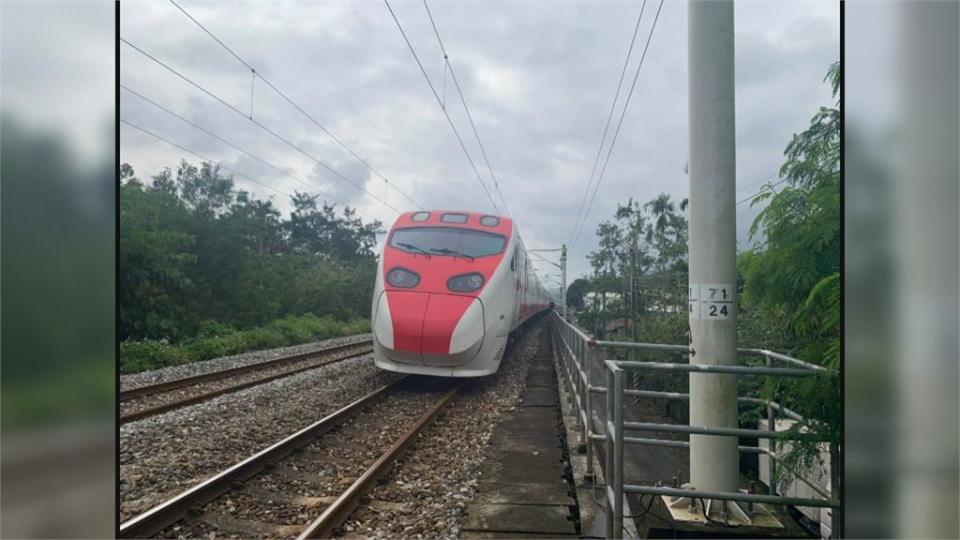 疑貪圖方便走軌道旁 8旬老翁遭火車擦撞骨折