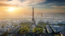 Heute ist die Stahlkonstruktion das Wahrzeichen der französischen Hauptstadt. Mit sieben Millionen Besuchern zählt der Eiffelturm, der auch als Sendemast für UKW-Rundfunkprogramme und digitales Fernsehen dient, zu den meistbesuchten Wahrzeichen der Welt. (Bild: iStock/Givaga)
