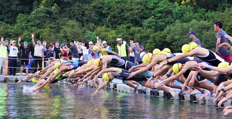 梅花湖全國鐵人三項賽選手奮勇爭先，江典祐、潘昱婷男女組冠軍。（圖／鐵人三項協會提供）