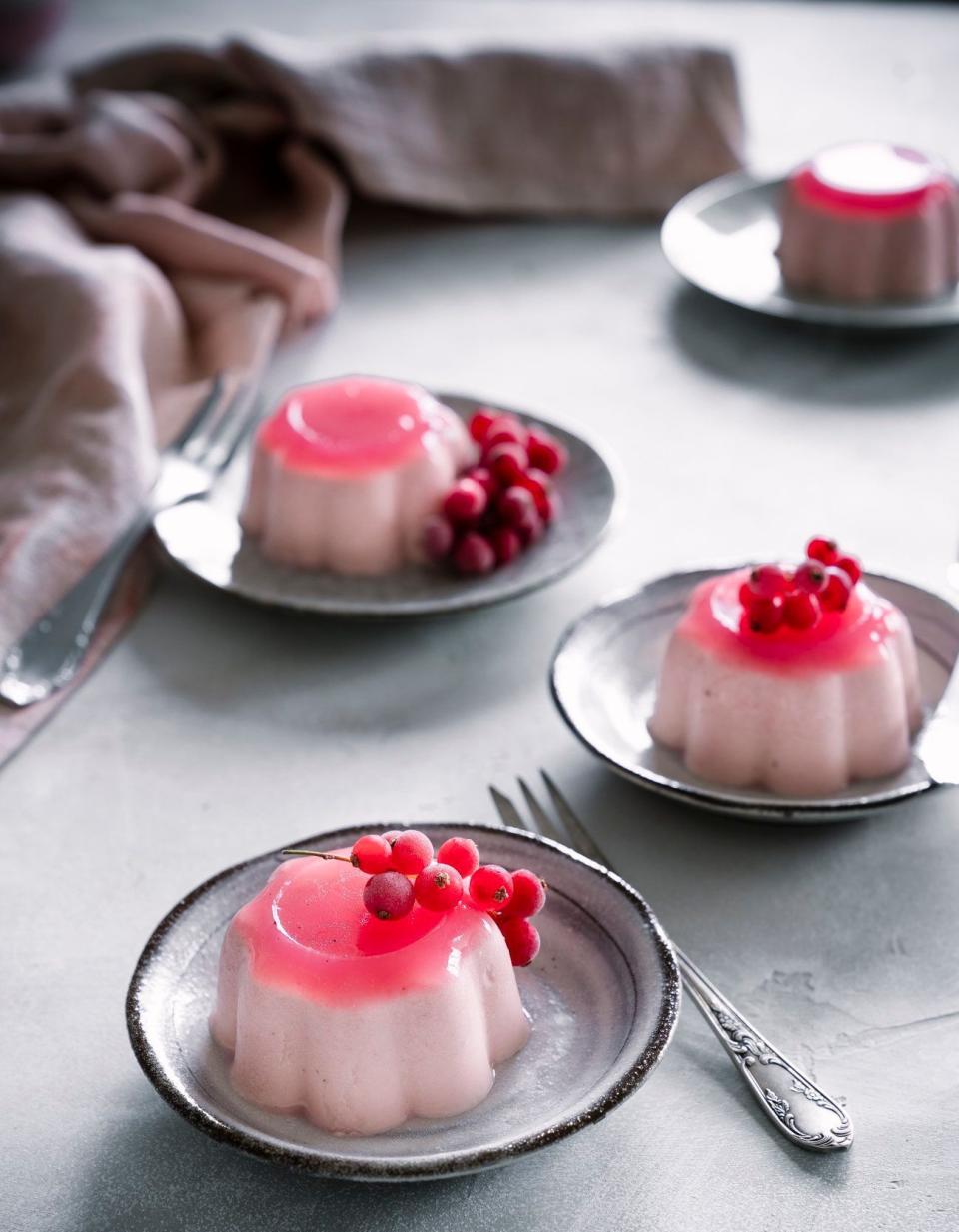 Panna cotta au champagne et aux groseilles