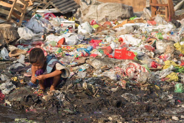 Los niños en los vertederos de Manila también buscan su sustento en la basura (Adam Cohn - Flickr Commons)