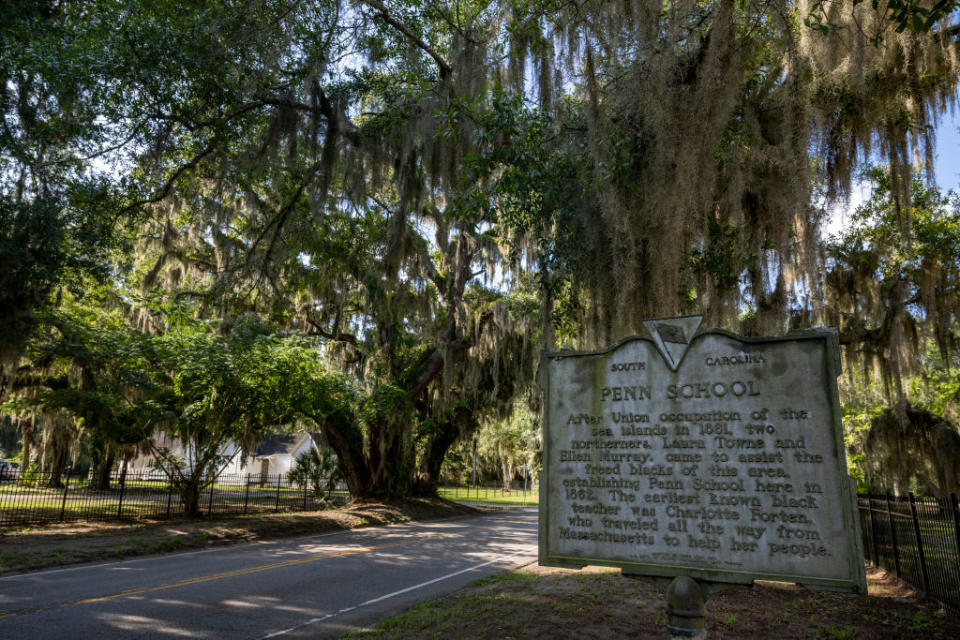 Un marcador histórico en Penn Center, la primera escuela en el sur para africanos que estuvieron esclavizados, se encuentra justo afuera del recinto del museo en St. Helena, Carolina del Sur, el 11 de julio de 2023 | Foto de JIM WATSON/AFP vía Getty Images