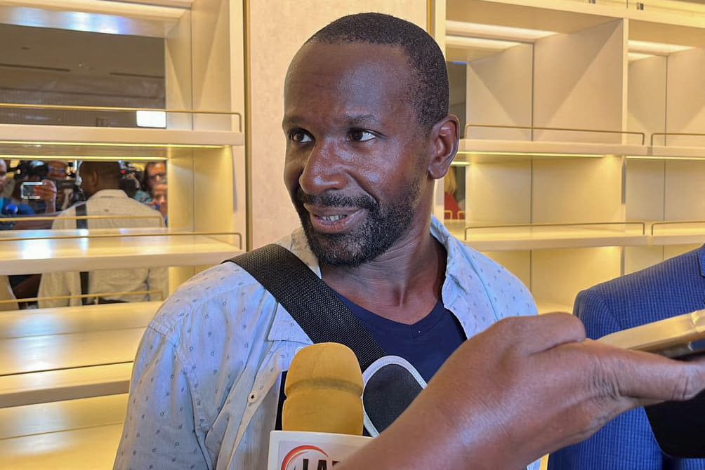 Le journaliste français Olivier Dubois à l'aéroport de Niamey le 20 mars 2023  - Souleymane AG ANARA / AFP