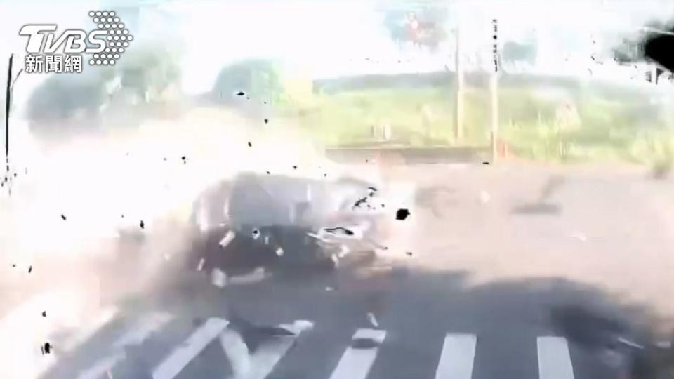 撞擊瞬間車體爆炸般碎裂。（圖／TVBS）