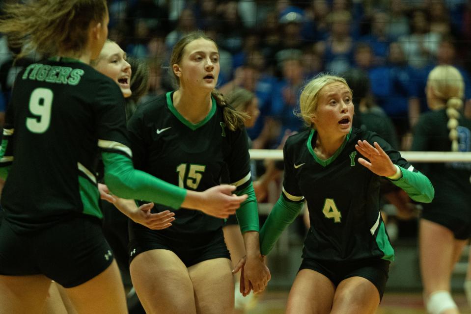 Yorktown Tigers setter Kynnadi Bell (4) huddles with her teammates in the IHSAA Class 4A State Finals against the Hamilton Southeastern Royals, Nov. 5, 2022, at Worthen Arena in Muncie, Indiana.