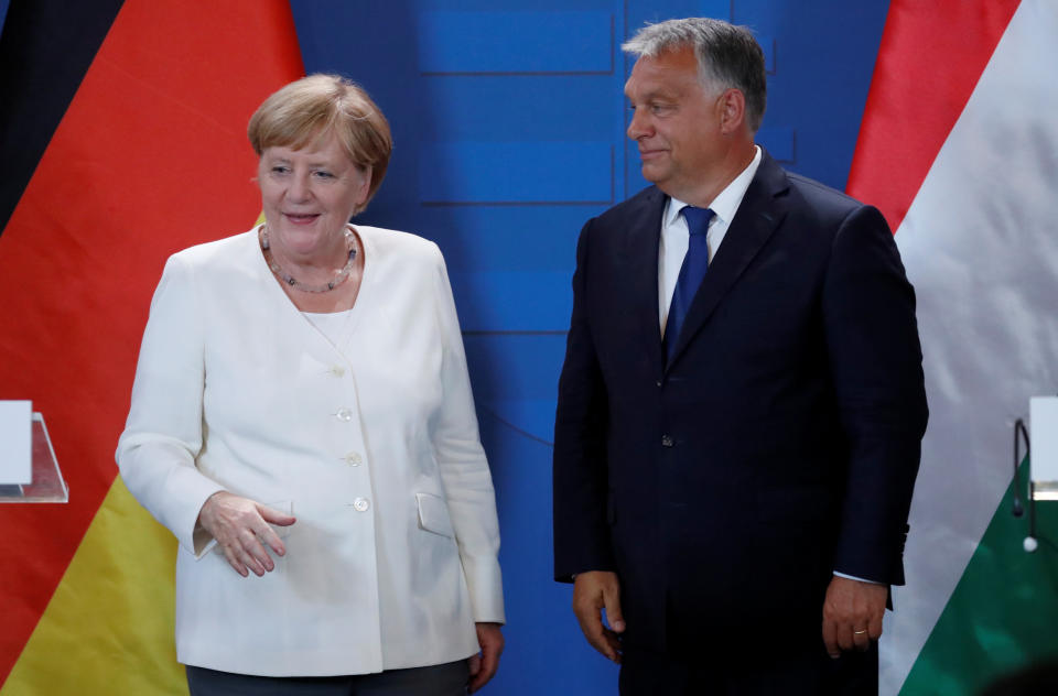 Der ungarische Ministerpräsident Viktor Orban und Alt-Kanzlerin Angela Merkel. (Bild: Reuters)