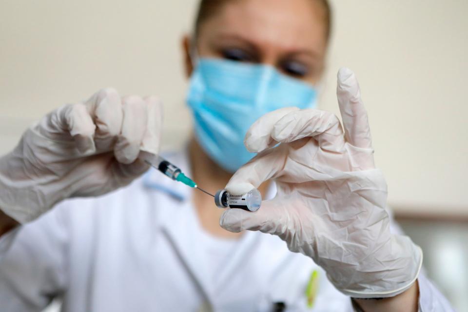 <p>A nurse prepares a dose of Pfizer-BioNTech Covid-19 vaccine </p> (EPA-EFE)