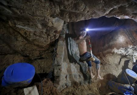 A Palestinian worker is lowered on a rope into a smuggling tunnel, that was flooded by Egyptian security forces, beneath the border between Egypt and southern Gaza Strip November 2, 2015. REUTERS/Mohammed Salem