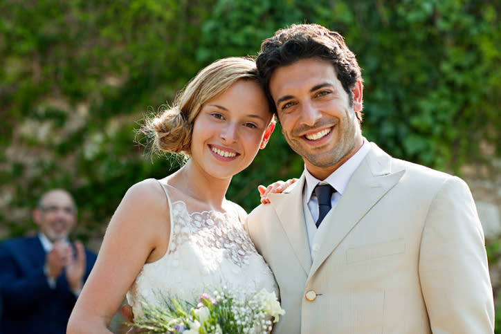 Visita al dentista con anticipación para lograr la sonrisa perfecta en tu boda. – Foto: Image Source/Getty Images